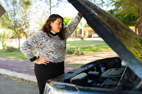Mulher Gorda Estressada Abrindo Capô Verificando Motor Seu Carro Quebrado — Fotografia de Stock