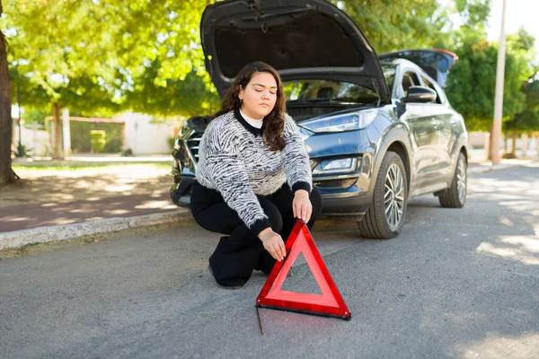 彼女の壊れた車のために事故を防ぐために警告三角形を使用して脂肪の女性を動揺 — ストック写真