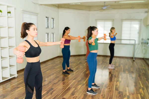 Fitness Junge Frauen Aktivkleidung Beim Training Während Eines Hiit Kurses — Stockfoto