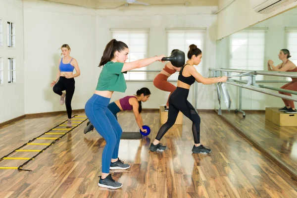 Frauengruppe Trainiert Mit Einem Kettlebell Gewicht Während Eines Intensiven Intervalltrainings — Stockfoto