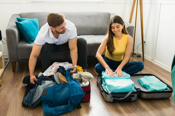 Hombre Desorganizado Empacando Maleta Con Novia Antes Irse Vacaciones —  Fotos de Stock