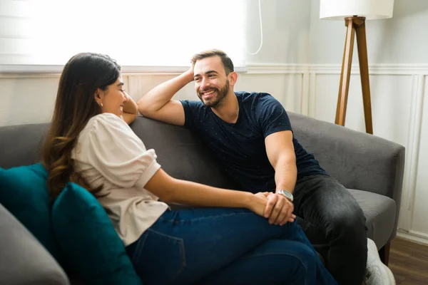 Vit Lycklig Man Talar Med Sin Partner Samtidigt Hålla Händerna — Stockfoto