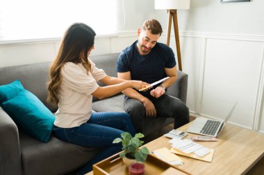 Kızgın çift vergi ve mali işlerini hallediyor ve borçlarını veya kredi kartlarını ödemek konusunda endişeli görünüyorlar.