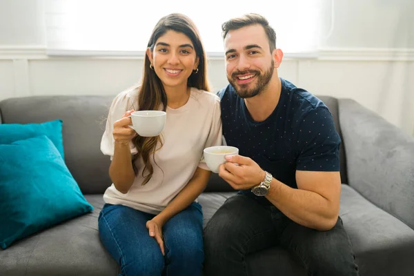 Fröhlich Schönes Paar Trinkt Hause Kaffee Und Lächelt Beim Blickkontakt — Stockfoto
