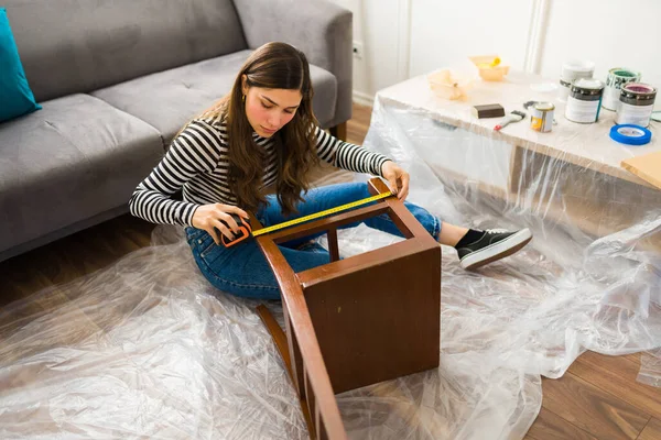 Çekici Genç Bir Kadın Evdeki Mobilya Çevirme Projesinde Çalışırken Sandalye — Stok fotoğraf