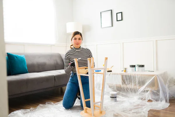 家具をめくり椅子を描く幸せな女性の肖像画 — ストック写真