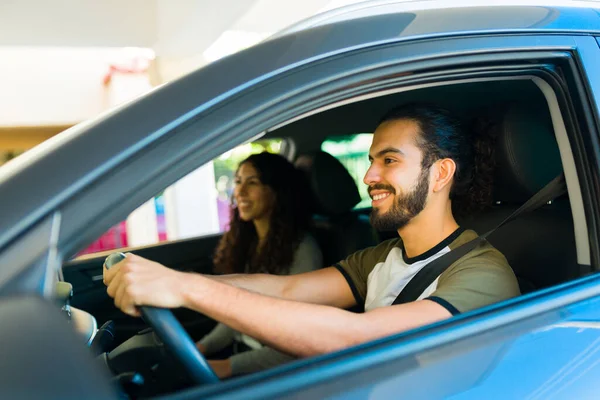 Gelukkig Man Rijden Auto Met Zijn Vriendin Kijken Gelukkig Tijdens — Stockfoto