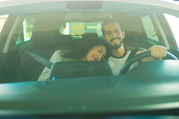 Cansado Mulher Feliz Olhando Feliz Viajando Carro Com Seu Namorado — Fotografia de Stock