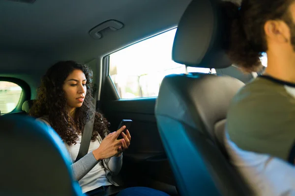 Vrouw Passagier Sms Smartphone Auto Tijdens Het Maken Van Een — Stockfoto