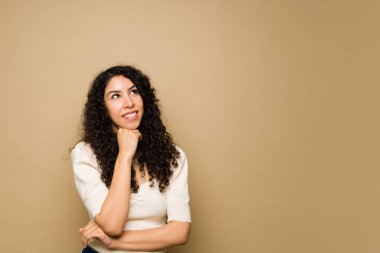 Güzel, düşünceli İspanyol kadın yeni bir zekice fikir düşünüyor ve hayal gücünü kullanarak uzayı kopyalıyor.