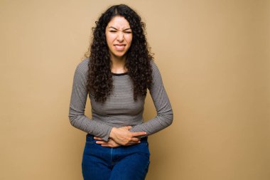 Hasta, 20 'li yaşlarda, kramp ya da sotmachache hastası bir Latin kadın.