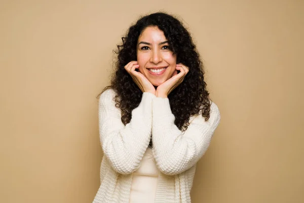 Adorable Hispanic Woman Her Hands Chin Looking Adorable Happy While — Foto Stock