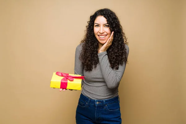 Happy Latin Young Woman Receiving Beautiful Gift Looking Surprised Cheerful — Stock Photo, Image