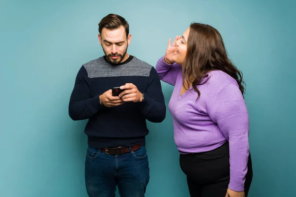 Angry Overweight Woman Yelling Ear Her Annoyed Caucasian Boyfriend Texting — Fotografia de Stock