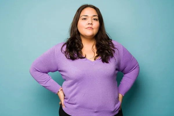 Serious Overweight Hispanic Woman Her Hands Hips Looking Determined While — Fotografia de Stock
