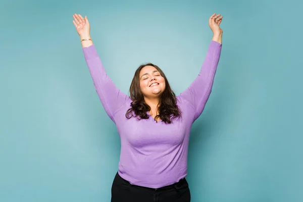 Carefree Fat Young Woman Looking Happy Dancing Raising Her Arms — Foto Stock