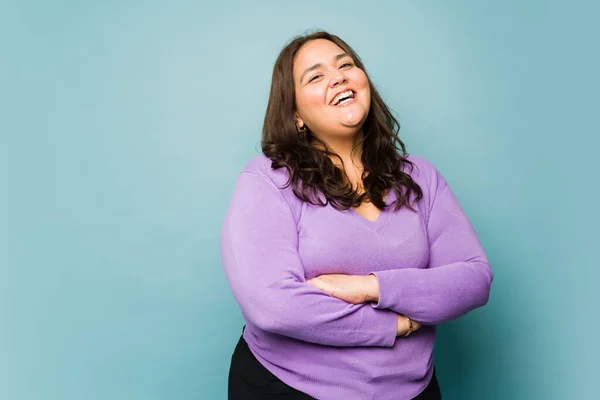 Attractive Obese Hispanic Woman Looking Excited While Laughing Having Fun — Foto de Stock