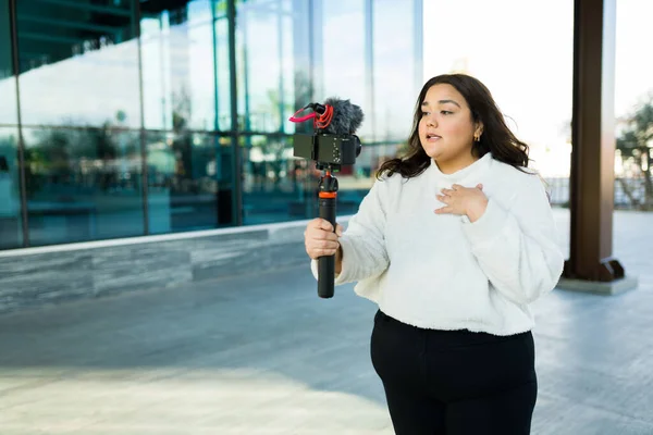 Attractive Big Woman Using Camera Stabilizer Film Video Blog Making — Foto Stock