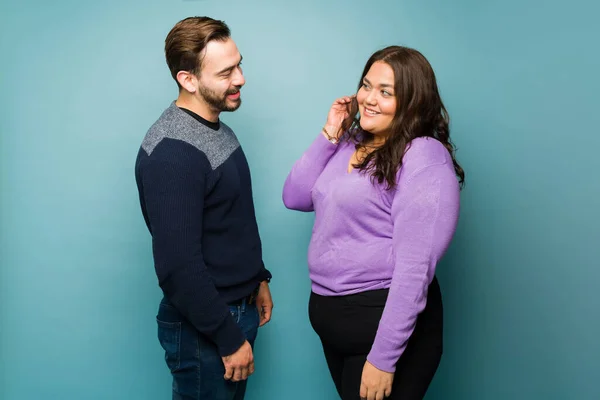 Handsome Caucasian Man Flirting Beautiful Obese Woman While Asking Her — Stock Photo, Image