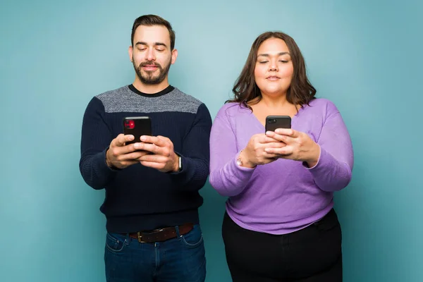 Distracted Young Couple Texting Using Social Media Smartphone Blue Studio — Stockfoto