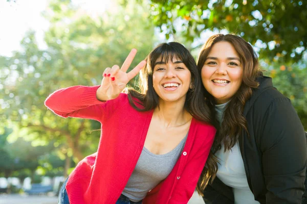 Portrait Beautiful Happy Women Friends Making Peace Sign Smiling While — Stockfoto