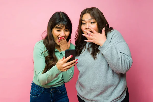 Surprised Shocked Young Women Looking Excited Screaming While Looking Text — Stockfoto
