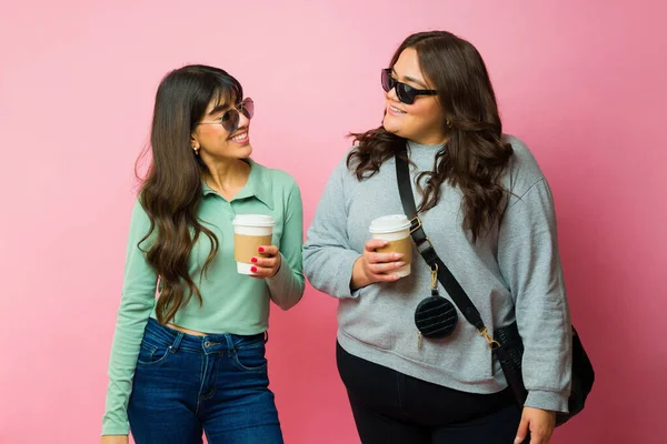 Beautiful Latin Young Women Friends Wearing Sunglasses Drinking Coffee While — Fotografia de Stock