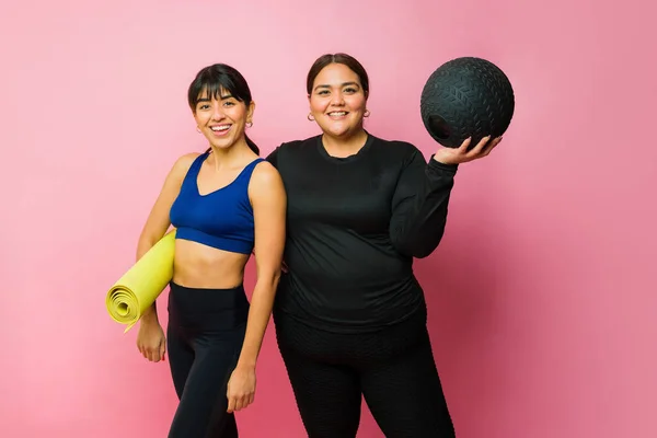 Cheerful Fitness Women Friends Holding Exercise Mat Fitness Ball Ready — Stockfoto