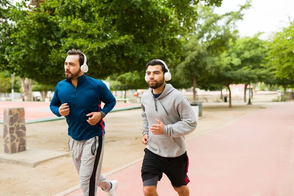 Active Fit Friends Listening Music Headphones While Running Doing Workout — Stock Photo, Image