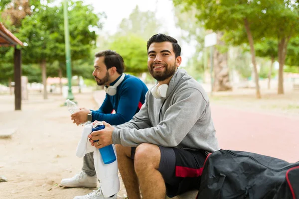 Handsome Hispanic Man Smiling While Getting Ready Run Exercise Friend — ストック写真