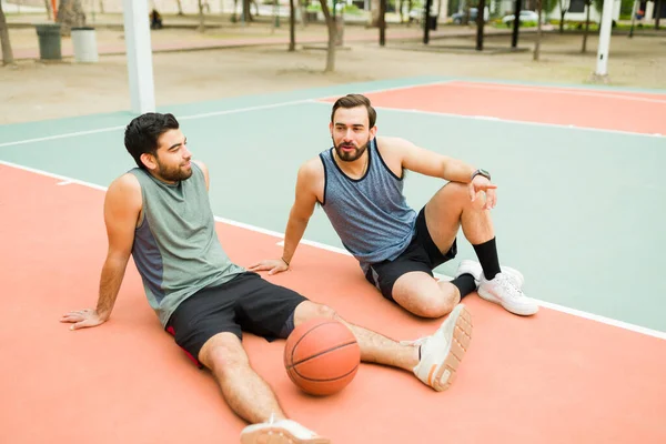 Cheerful Attractive Men Friends Resting Sitting Basketball Court Playing One — Stok fotoğraf