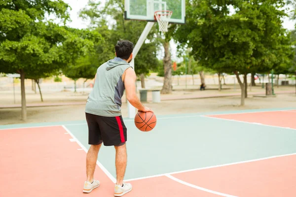Fitness Young Man Practicing Basketball Alone Court Preparing Throw Ball — Stok fotoğraf