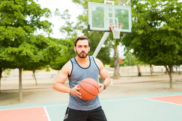 Fitness Strong Man Holding Ball Preparing Play Basketball Alone Court — Stok fotoğraf