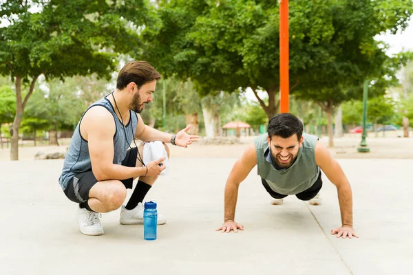 Caucasian Personal Coach Training Latin Man Doing Push Ups Exercising — Stock Photo, Image