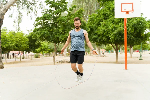 Caucasian Man His 30S Doing Cardio Exercises While Jumping Rope — Stok fotoğraf
