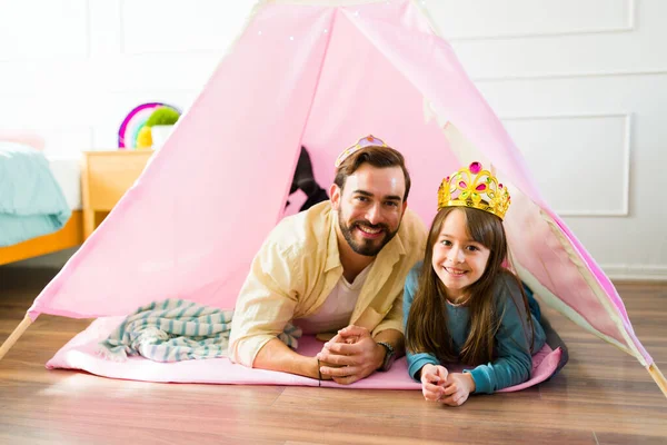 Portrait Attractive Father Playing Princess Games Her Happy Little Daughter — Stockfoto