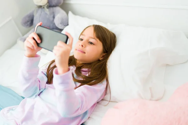 Beautiful Caucasian Child Waking Morning Playing Videogames Smartphone While Bed — Stock Photo, Image