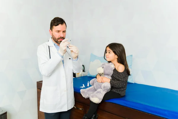 Professionele Kinderarts Die Bereid Een Vaccin Allergie Schot Geven Aan — Stockfoto