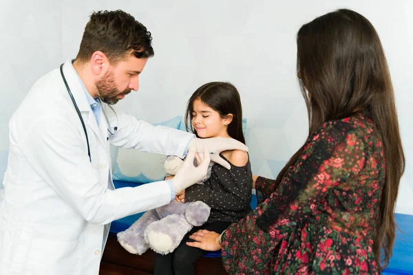 Ziek Bang Klein Meisje Ziet Ziek Pijn Een Vaccinatie Schot — Stockfoto