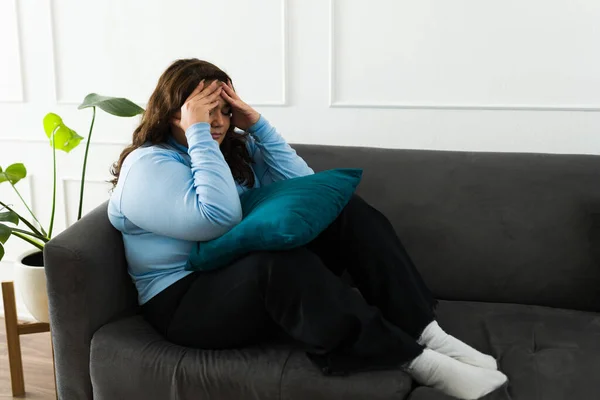 Άγχος Λυπημένη Υπέρβαρη Γυναίκα Αισθάνεται Λυπημένος Και Κατάθλιψη Ενώ Αναζητούν — Φωτογραφία Αρχείου