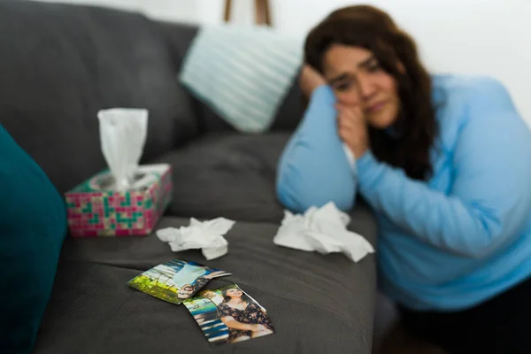 Фокус Передньому Плані Сумної Пригніченої Жінки Плаче Використовуючи Тканини Розбитою — стокове фото