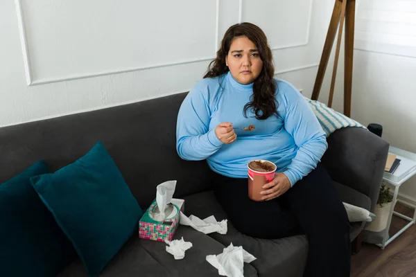 Зламана Жінка Ожирінням Виглядає Пригніченою Сумною Під Час Їжі Шоколадного — стокове фото