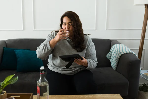 Heartbroken Sad Woman Looking Picture Frame Her Boyfriend While Drinking — Stock Photo, Image