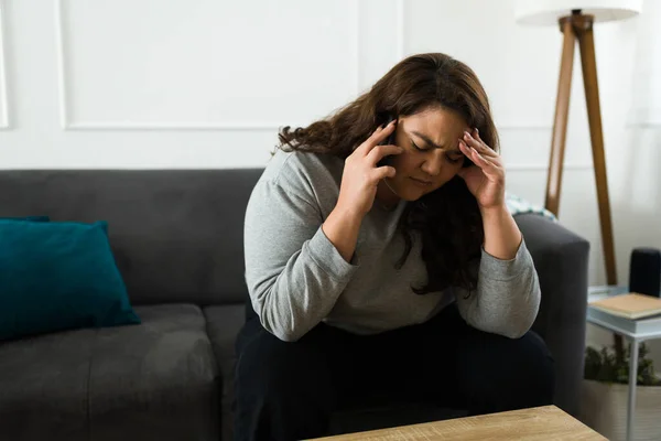 Wściekła Zdenerwowana Latynoska Kobieta Problemami Rozmową Przez Telefon Lub Dzwoniąca — Zdjęcie stockowe