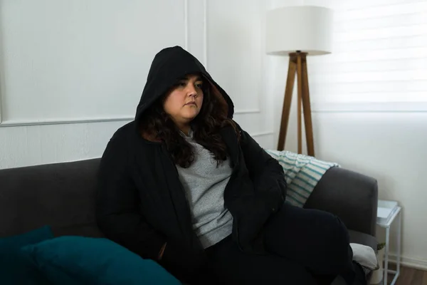 Smutna Przygnębiona Otyła Kobieta Czarnej Bluzie Kapturem Samotna Cierpiąca Depresję — Zdjęcie stockowe