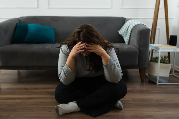 Mujer Joven Deprimida Sintiéndose Estresada Ansiosa Mientras Está Sola Casa —  Fotos de Stock