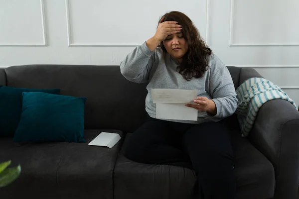 Shocked Stressed Fat Woman Looking Surprised While Receiving Letter Very — Stock fotografie