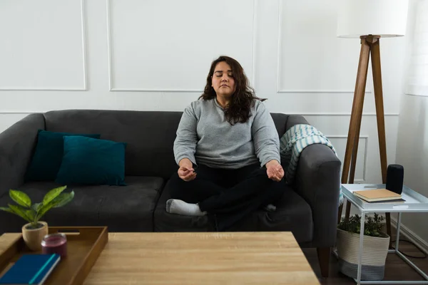 Aşırı Kilolu Kadın Meditasyon Yapıyor Nefes Egzersizleri Yapıyor Oturma Odasında — Stok fotoğraf