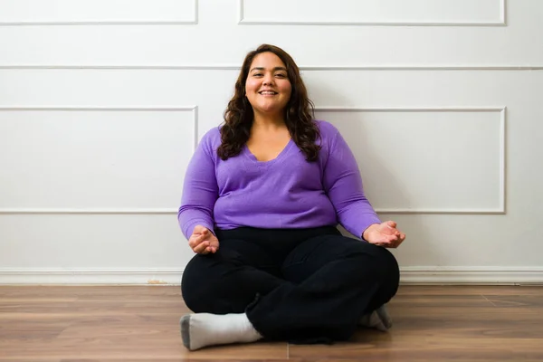 Krásná Veselá Žena Usmívá Meditaci Dýchání Cvičení Relaxaci Doma — Stock fotografie