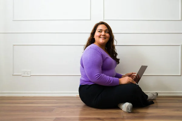 Profile Happy Fat Woman Looking Happy Relaxed While Typing Laptop — Stock fotografie